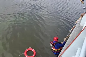 女子跳湖被救起时已无呼吸，众人接力施救18分钟让她恢复心跳图片