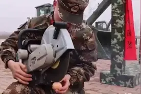 太精准！武警用切割机给生鸡蛋完美剥皮图片