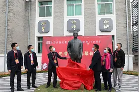 朱光潜塑像在桐城中学揭幕图片