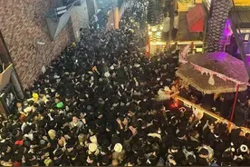 人群如多米诺骨牌般倒下！韩国梨泰院踩踏事故现场细节！目击者口述…图片