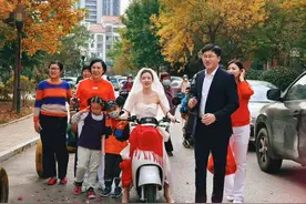 骑电动车结婚的新娘火了！一场简易却用心的婚礼，得到了“全青岛人的祝福”图片