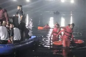 印度百年吊桥坍塌超百人遇难 修桥协议曝光：承包方未从事过大型建筑维护图片