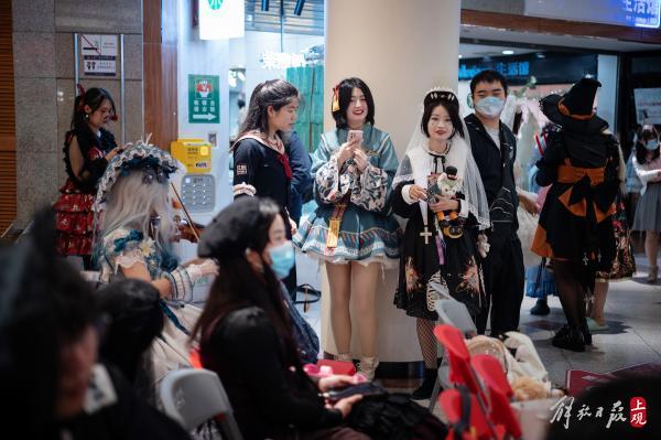 躲在洛丽塔裙下的“三坑少女”，却是“破产一条街”上打不倒的小强