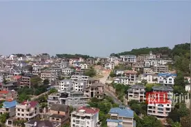 南宁江边“别墅山”美景引网友打卡，记者实探：部分别墅已荒废20多年图片