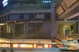 女子称被尾随向店主求救，店主霸气喊话：别怕，我是练格斗的图片