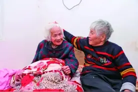 78岁儿媳照顾101岁婆婆，社区工作人员经常上门搭把手图片