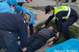 老人突发疾病两度昏迷，黄岛公安特勤队员紧急施救图片