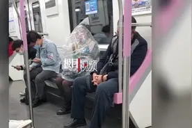 女子上半身套塑料袋在地铁内吃香蕉，地铁客服：地铁内不允许吃东西图片