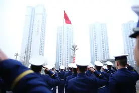 “火焰蓝”扬起“国旗红” | 广安消防举行升旗仪式暨队容风纪检查图片