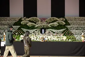 没走出梨泰院的两名中国留学生，和亲友作了最后的告别 | 逝者图片