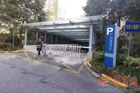 浐灞半岛碧水澜庭A4小区地面车位停满后车辆禁入业主排长队无法进入 物业：将加强管理图片