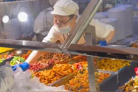 食堂阿姨“两倍速”打饭走红，学生：大家都叫她“姐姐”图片