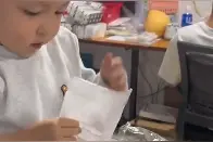 2岁萌娃第一次帮爸爸打包快递 动作超娴熟且未出错图片