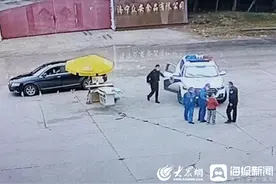 中国石化山东济宁公司加油员雨天助迷路男孩回家图片