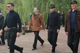 ​公园内大爷们帅气走秀 全程气质拿捏图片