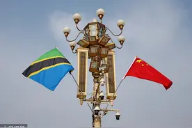 北京：天安门广场悬挂中国和坦桑尼亚两国国旗 欢迎坦桑尼亚总统哈桑访华图片