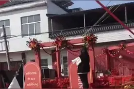 前妻拿着扩音器大闹前夫婚礼现场，当地正在积极化解矛盾图片
