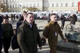 西班牙外交大臣带了30辆救护车到访乌克兰：一部分服务孕妇图片