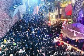 黑人男子梨泰院连救30人后离开幸存者：他像拔萝卜一样抱我出来图片