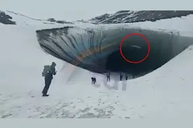 男子无视警告闯入冰洞 下一秒冰块从15米高掉下图片