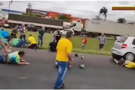 果然视频|不堪示威者堵路，巴西一司机开车冲撞人群视频封面