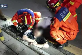 男子为捡手机被卡下水道 消防忙救援图片