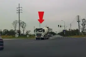 闯红灯被网友举报，男子接到交警电话后“花式狡辩”图片