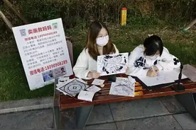 四川00后姐妹街头直播卖画为患癌妈妈筹医药费：第一次这么勇敢图片