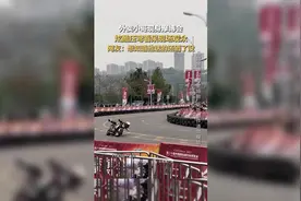 外卖小哥摩博会在线压弯图片