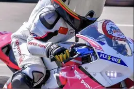 重庆摩博会“最萌小女骑”火上热搜 仅训练一个月就能熟练压弯图片