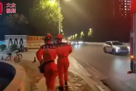 视频丨女孩手指卡铁环无法取下，消防员快速救援图片