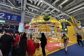 进博会全球首发，一根吸管就能轻松打开的椰青图片