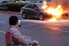 别急着给燃油车敲丧钟图片