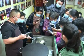 他在煎饼店里开“学校”，教出5000多名学生图片