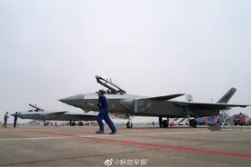 歼-20亮相航展！超酷图片