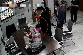 女子超市购物时只给蔬菜结账其余全逃单被抓获图片