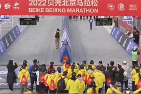北京马拉松刷屏的86岁大爷，四年前就曾跑完全马图片