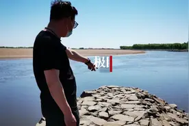 “放羊少年”被8人追打坠河死亡案二审将开庭，受害者母亲：脑海里至今都是儿子的身影图片