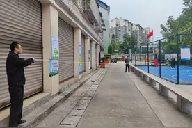 “六旬老人嫌打球吵高空抛下装水饮料瓶”事件后续：篮球场提前45分钟关灯 并增设防护设施图片