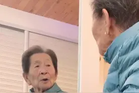 心酸！老人患阿兹海默病与镜中自己聊天图片