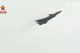 超帅！歼20单机表演：垂直拉伸，直插云霄+半斤斗翻转图片