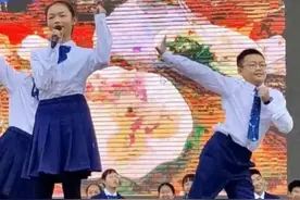 30秒丨萌趣！一众跳舞的女同学中，男生竟成全场焦点图片