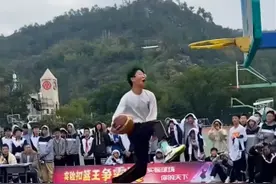 中学配置2.5米矮框举办扣篮大赛，现场称堪比NBA，老师回应：圆了学生们的扣篮梦图片