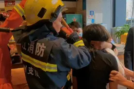 “姐妹生死局”？两女子把脖子用铁链锁在一起图片