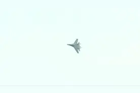 歼-16倒飞通场 火光绚烂图片