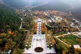 山东济南：秋染佛慧山图片