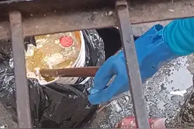 深圳一女子在餐饮店后面下水道捞地沟油 询问用途时支支吾吾图片