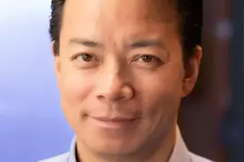 温哥华首位华裔市长沈观健就职图片