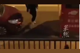 见两男子深夜追赶一女子，学生齐声高喊制止：“还是不是男人？”图片