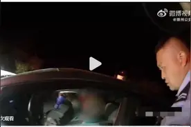 穿拖鞋开车还喝酒？男子一脸淡定：晚上没吃饭，喝点啤酒垫肚子图片